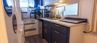 You're on a Boat 2!! Charming Houseboat on Eagle Mountain Lake