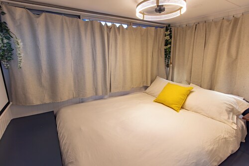 You're on a Boat 2!! Charming Houseboat on Eagle Mountain Lake