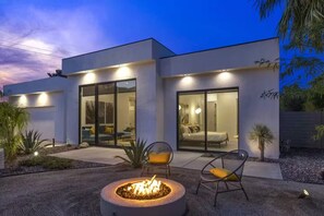 Terrace/patio - Luxury Desert Getaway - Pool, Spa + Firepit (Palm Springs)