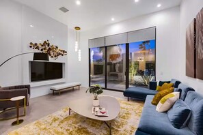 Living area - Luxury Desert Getaway - Pool, Spa + Firepit (Palm Springs)