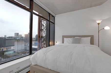 2 Schlafzimmer, Bügeleisen/Bügelbrett, WLAN. Tranquil Urban Escape, Cozy Feels in the City