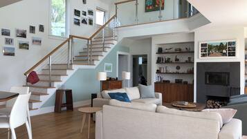 TV, fireplace, ping pong, books