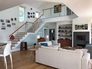 TV, fireplace, ping pong, books