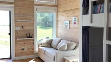 TV, fireplace, table tennis, books