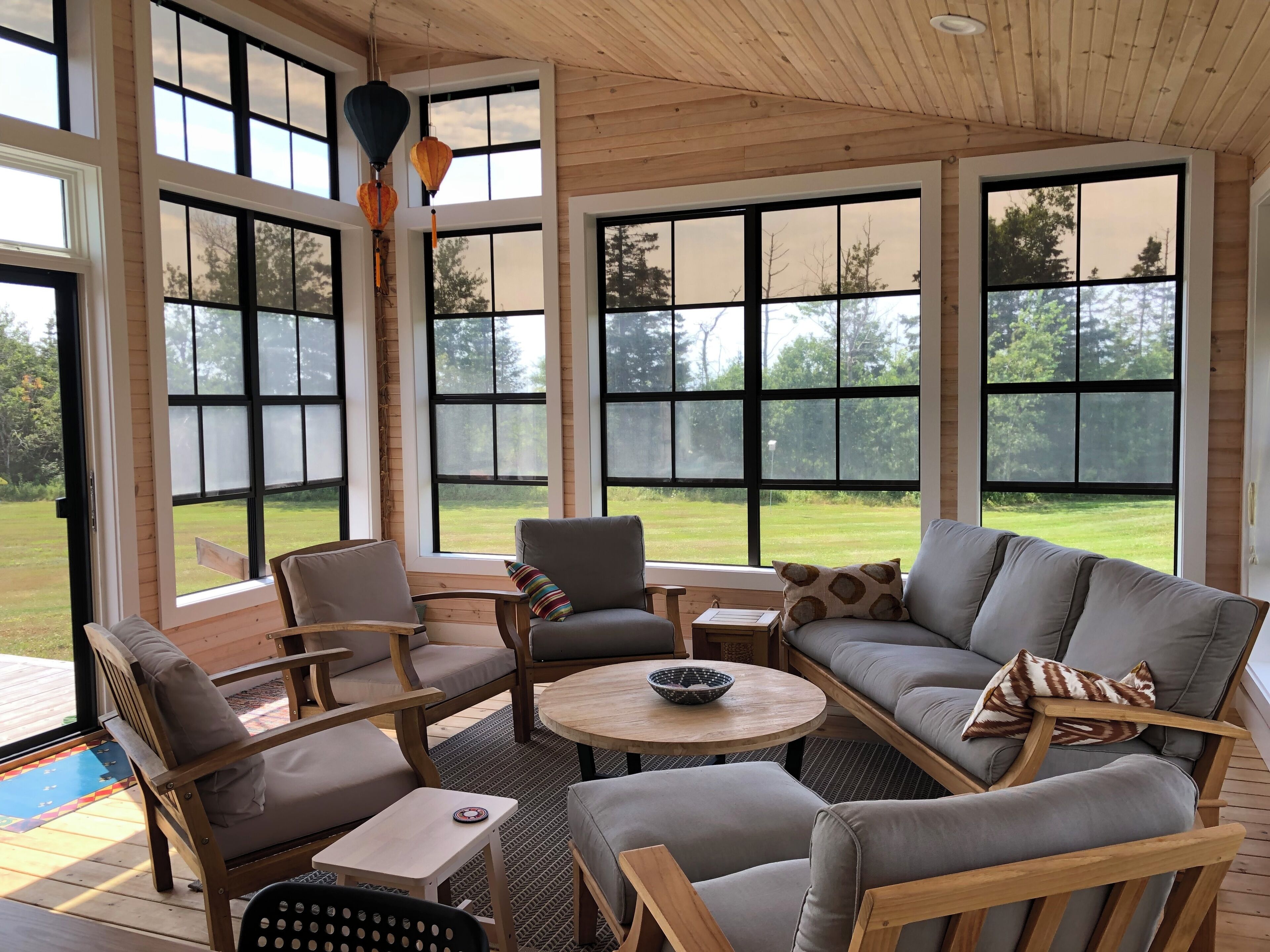 TV, fireplace, table tennis, books