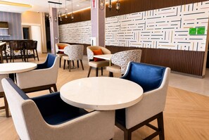 Breakfast area - La Quinta Inn & Suites By Wyndham Tracy (Tracy)