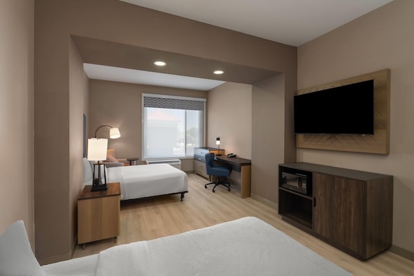 Room, 2 Queen Beds, Mobility Accessible, Non Smoking (Hearing, Bathtub w/ Grab Bars) | WiFi (free) - La Quinta Inn & Suites By Wyndham Tracy (Tracy)