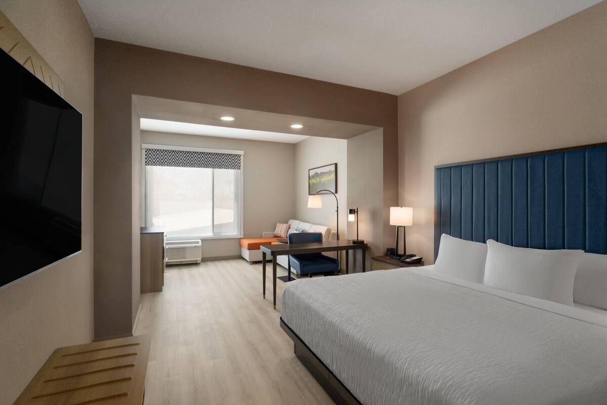 Suite, 1 King Bed, Non Smoking