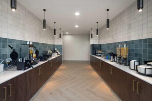 Breakfast area - La Quinta Inn & Suites By Wyndham Tracy (Tracy)