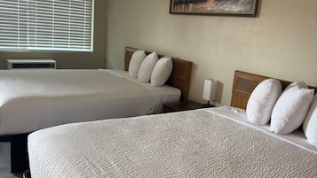 Habitación, 2 camas de matrimonio, no fumadores | Ropa de cama