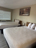 Quarto, 2 camas Queen, para não fumantes | Roupa de cama