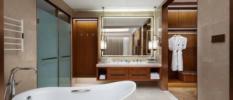 Máy sấy tóc, dép đi trong nhà