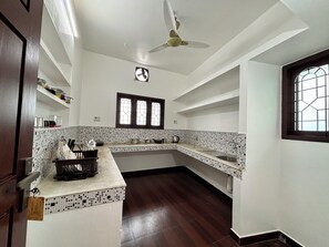Apartamento, sacada, vista para a cidade | Cozinha privada