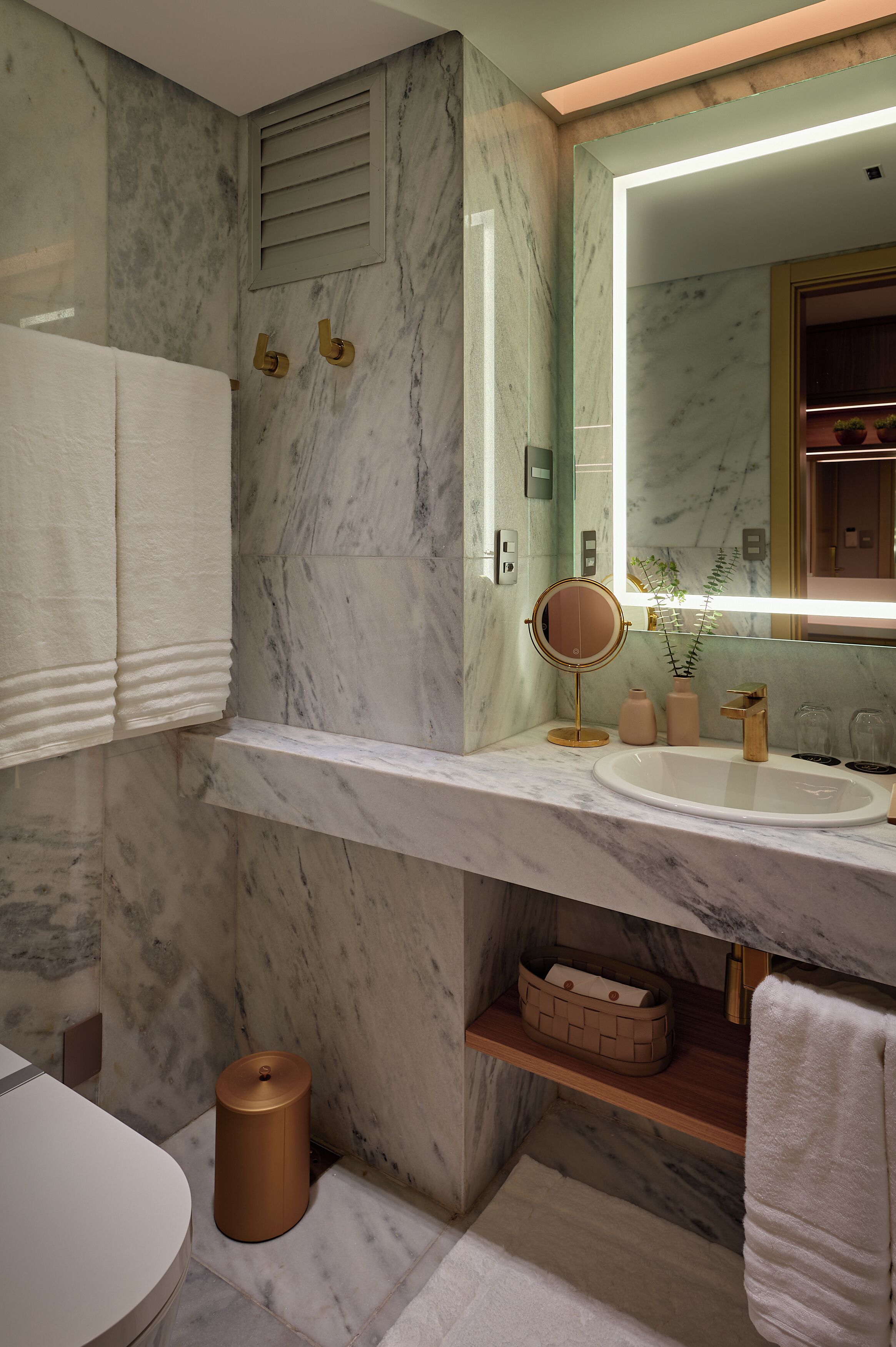 Suíte Executiva | Bathroom | Hair dryer, towels, soap, shampoo