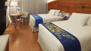 A hotel room with two beds, a desk, a chair, and a television. - Horoh Grand Hotel (Cuiabá)