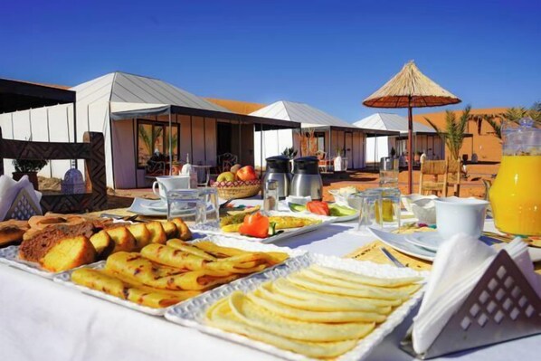 Outdoor dining - Young Luxury Camp Merzouga (Errachidia Province)
