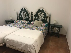 2 chambres, fer et planche à repasser, Wi-Fi, draps fournis