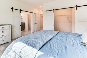 4 bedrooms, iron/ironing board, travel cot, Internet - Family Haven, Walk to Dtwn Erie: Bring Your Pets! (Erie)