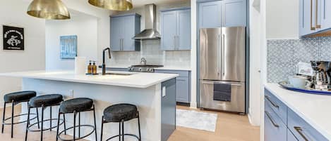 Fridge, microwave, stovetop, dishwasher