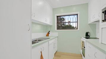 ثلاجة، ميكروويف، فرن، موقد طهي مسطح