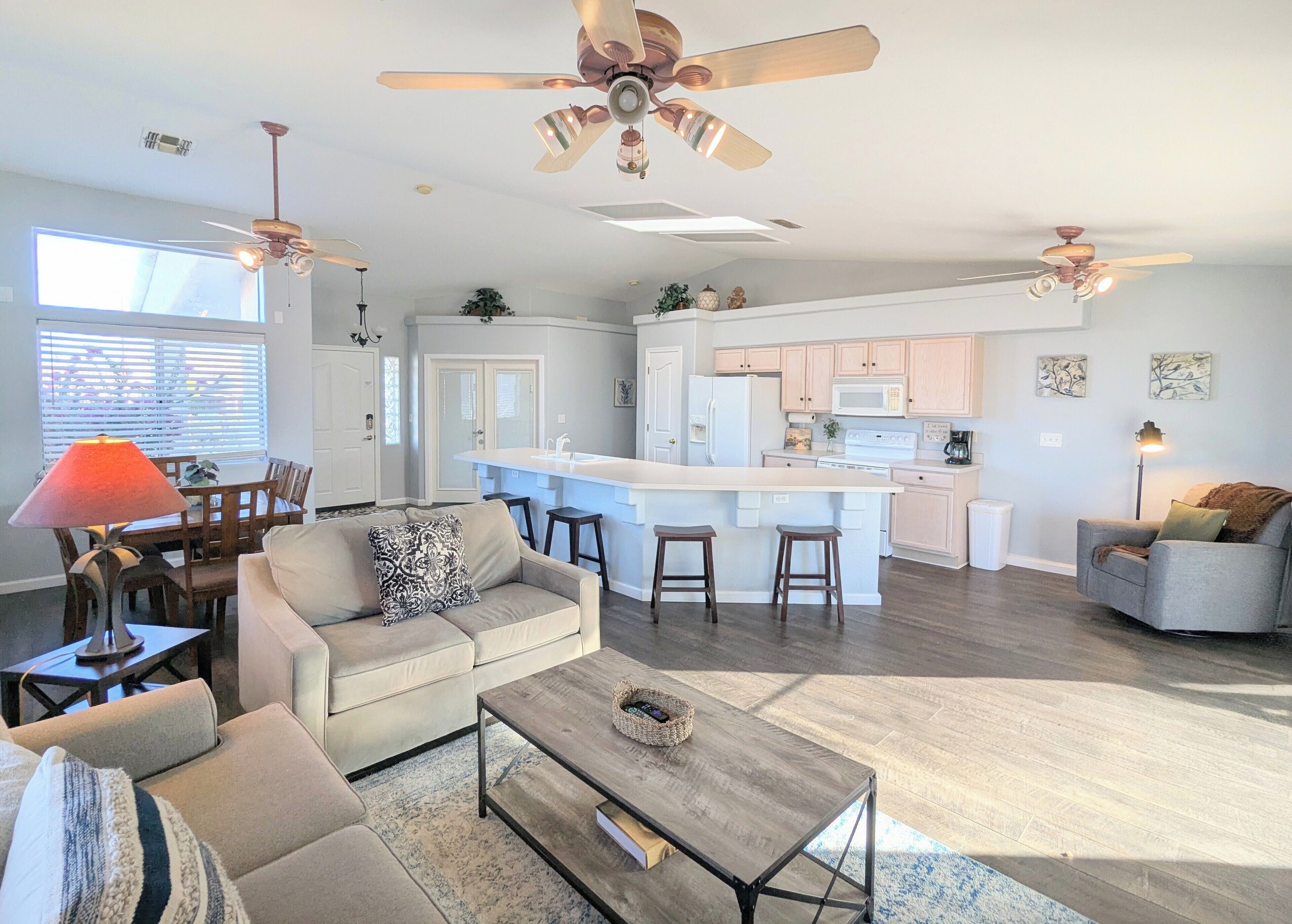 Een smart-tv, een dvd-speler en een tafeltennistafel