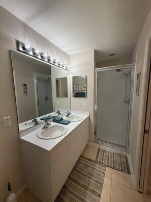 Douche, serviettes fournies, papier de toilette