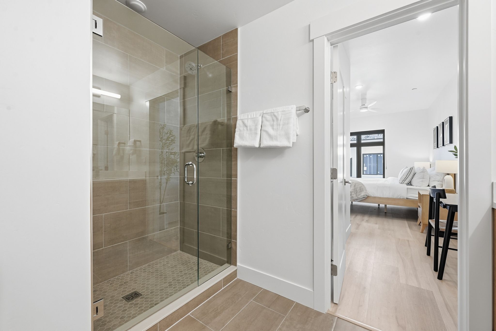 Een douche, een haardroger, handdoeken, zeep