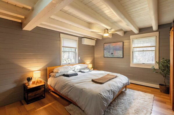 3 bedrooms, desk, iron/ironing board, free WiFi