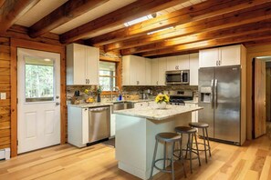 Fridge, microwave, oven, stovetop - Secluded A-Frame Cabin: Hot tub, Views, EV charger (Hannacroix)