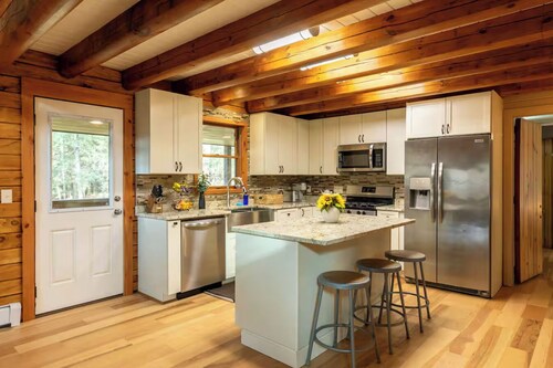 Secluded A-Frame Cabin: Hot tub, Views, EV charger