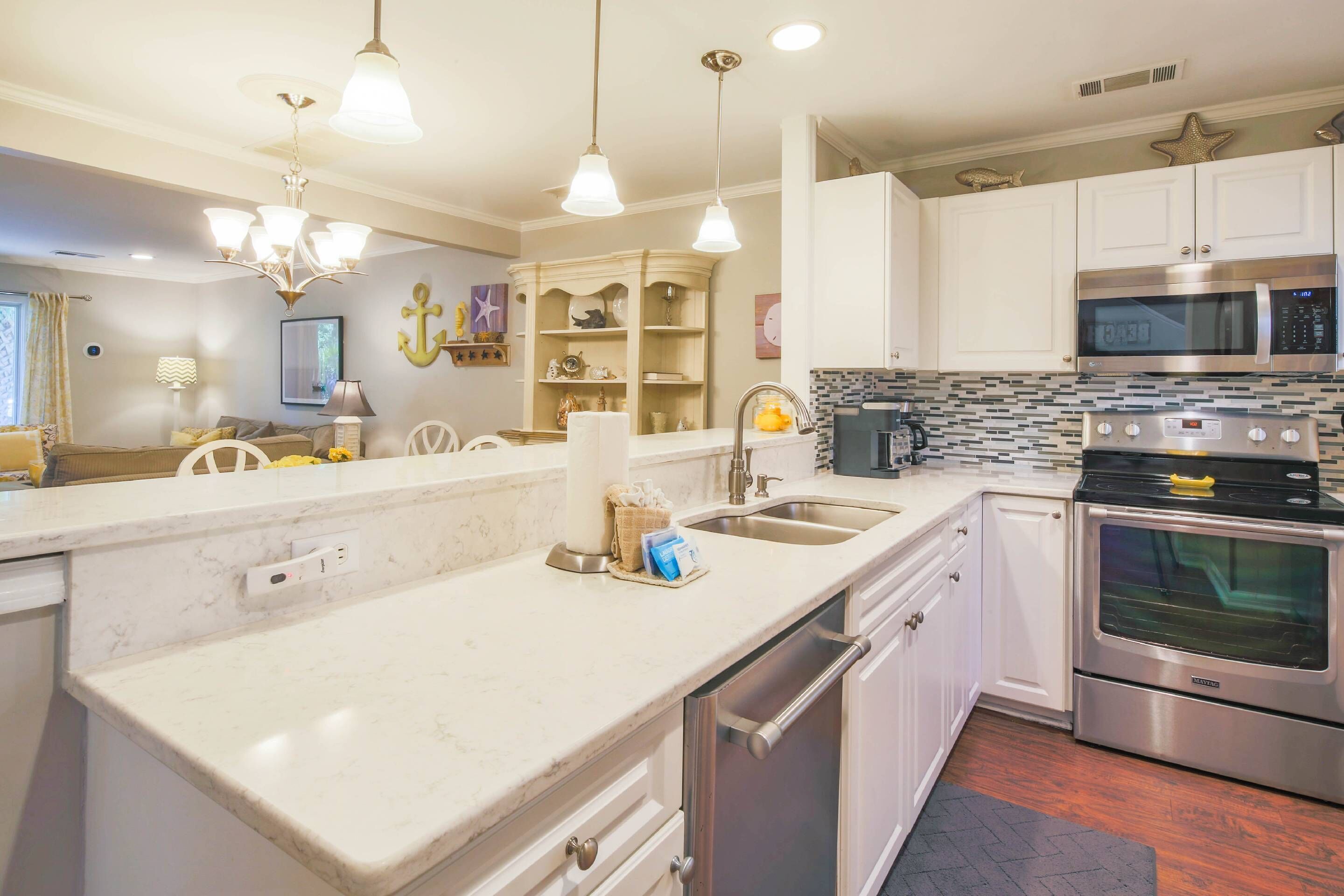 Réfrigérateur, micro-ondes, lave-vaisselle, cafetière/bouilloire