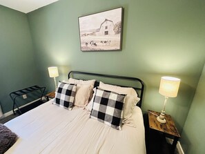 1 dormitori, planxa i posts de planxar, wifi i roba de llit