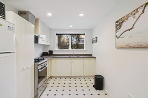 Réfrigérateur, four à micro-ondes, grille-pain, vaisselle et ustensiles