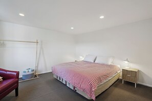 2 عدّة غرف نوم وواي فاي وملاءات أسرّة