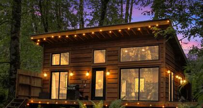 Cozy creekside cabin with AC