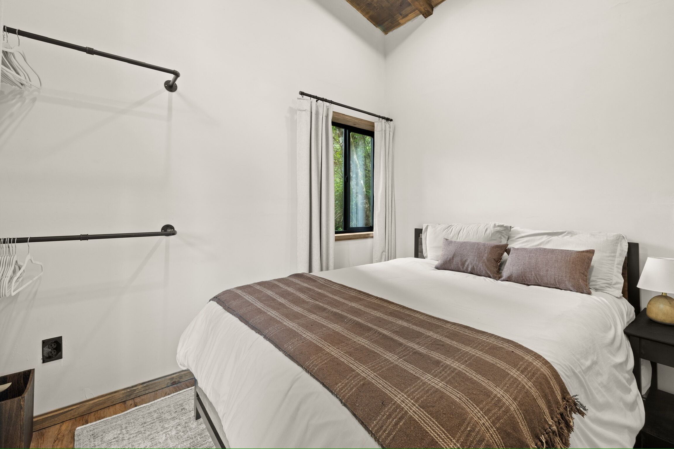 1 slaapkamer, een strijkplank/strijkijzer, wifi, beddengoed