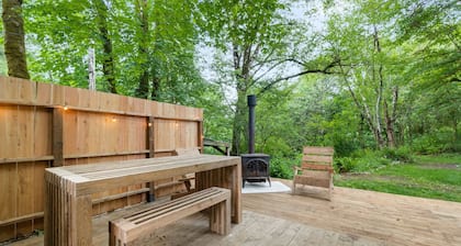 Cozy creekside cabin with AC