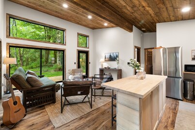 Cozy creekside cabin with AC