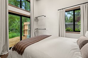 1 bedroom, iron/ironing board, WiFi, bed sheets - Cozy creekside cabin with AC (Seaside)