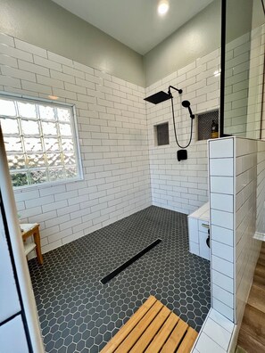 Shower, hair dryer, towels, soap - Beautiful Custom 4 bed with pool home with 3 acres. Private spacious backyard. (Campbell)