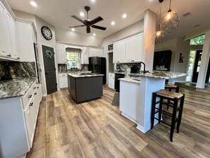 Microondas, horno, parrilla de estufa y lavavajillas 