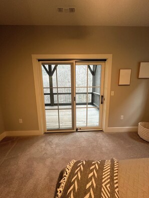 4 bedrooms, iron/ironing board, internet, bed sheets