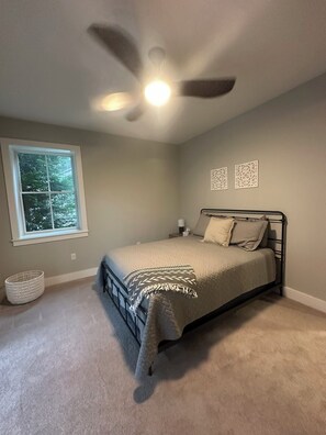 4 bedrooms, iron/ironing board, Internet, bed sheets