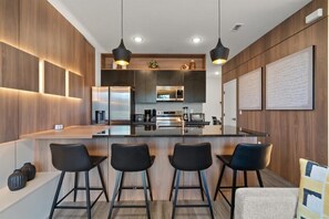 Réfrigérateur, four à micro-ondes, un four, surface de cuisson