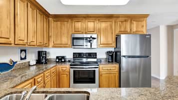 Refrigerador, microondas, horno y parrilla de estufa