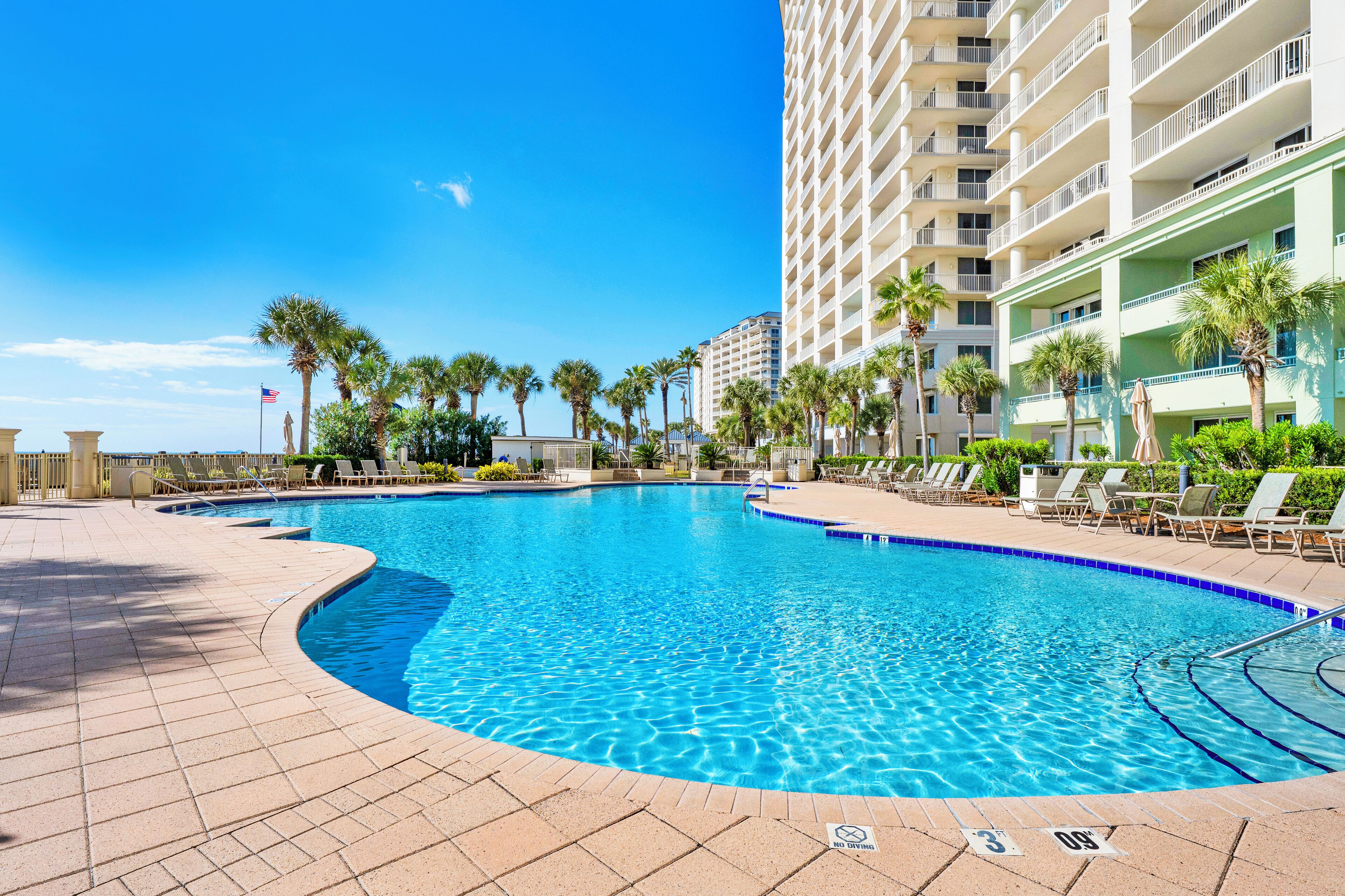 Alberca techada y alberca al aire libre