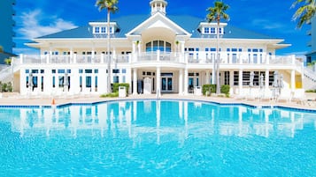 Alberca techada y alberca al aire libre