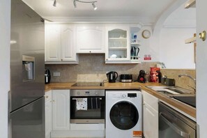 Réfrigérateur, four à micro-ondes, un four, surface de cuisson