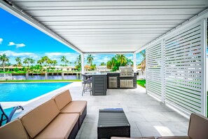 Terrace/patio - Pool & Waterfront! Close To Beach+Outdoor BBQ! (Pompano Beach)