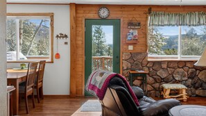 Una televisión, libros